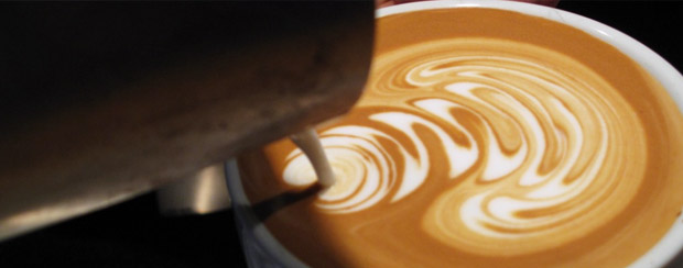 Barista kreslí do kávové pěny