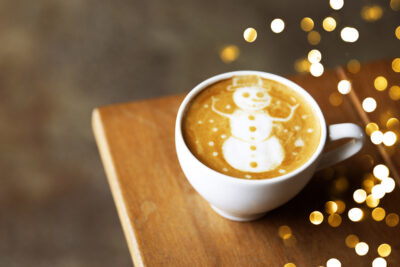 11 tipů na originální vánoční dárky pro milovníky kávy na rok 2021