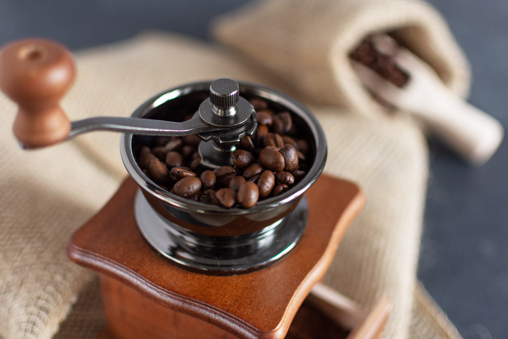 6 způsobů jak umlít kávu bez mlýnku
