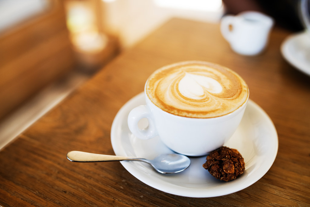 Latté art na šálku cappuccina 