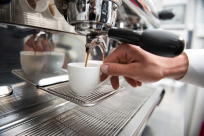 7 věcí, na které si musíte odpovědět, než koupíte profesionální kávovar do kavárny