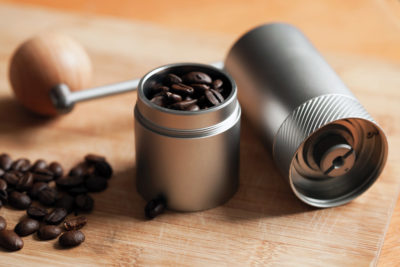 Ruční mlýnek na kávu