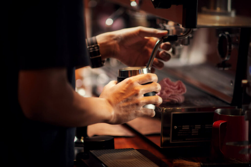 Jak si připravuje kávu na cestách profesionální barista Marek Dostálek