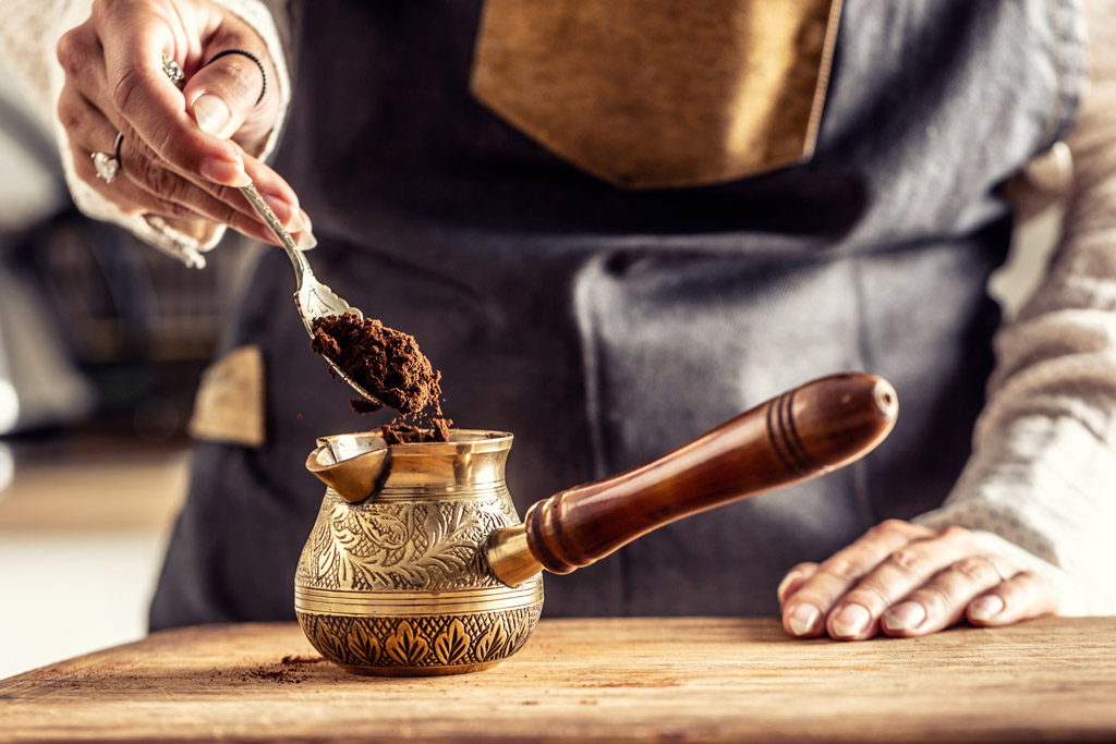 Jemně namletá káva je klíčová při přípravě kávy konvičce džezva