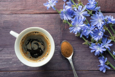 Čekanková káva, lžička a rostlina čekanka